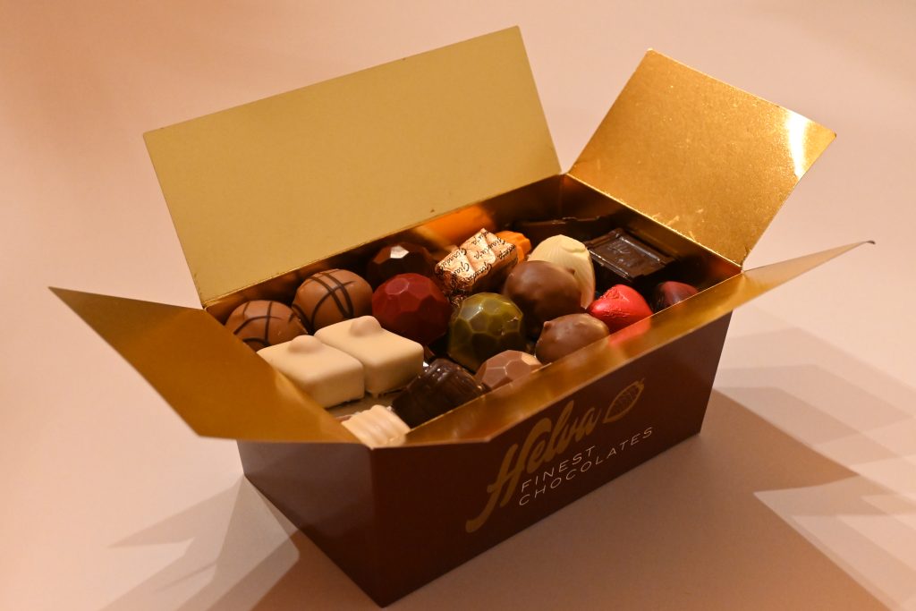 HANDGEMAAKTE PRALINES HELVA